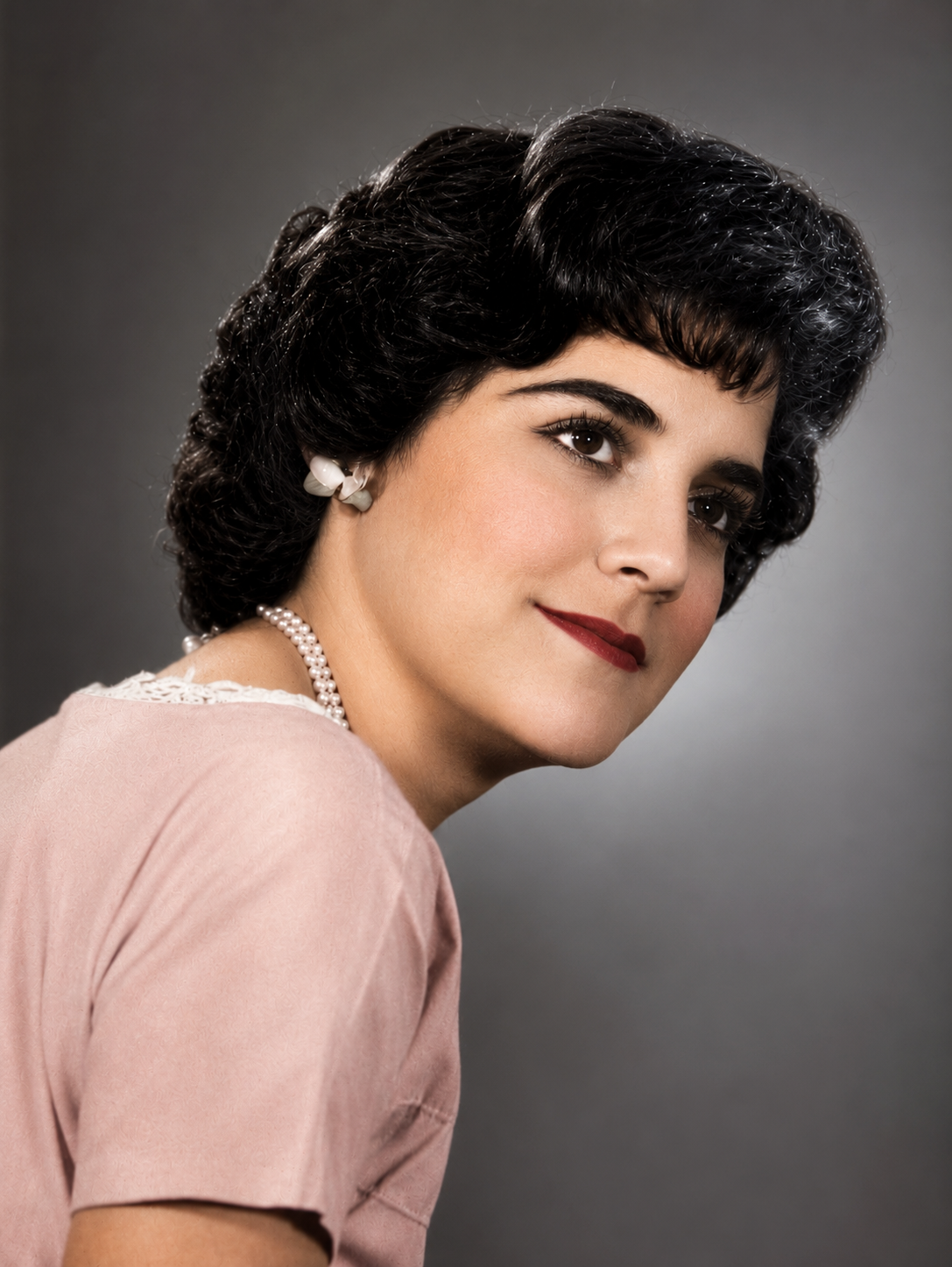 Restauración en color del retrato de mujer con vestido rosado y collar de perlas