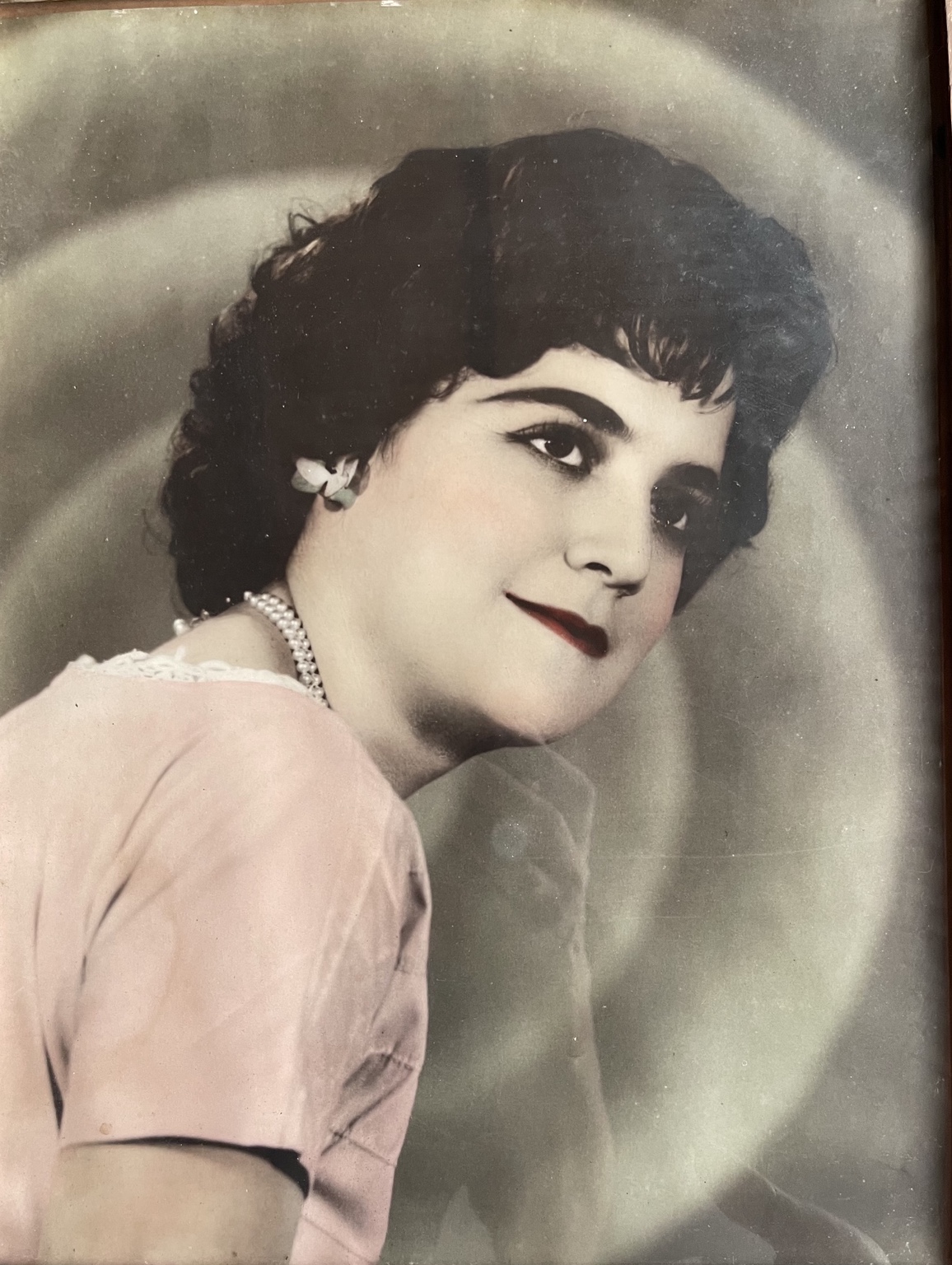 Original del retrato de mujer con vestido rosado y collar de perlas